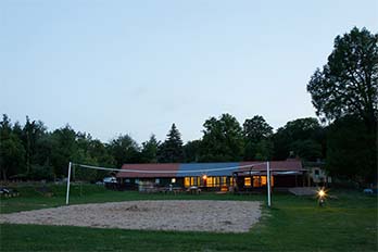 hüttencamp-volleyballplatz-sanitäranlage
