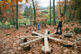 Holzparcours mit Kindern_Copyright_BLB-Tourismus