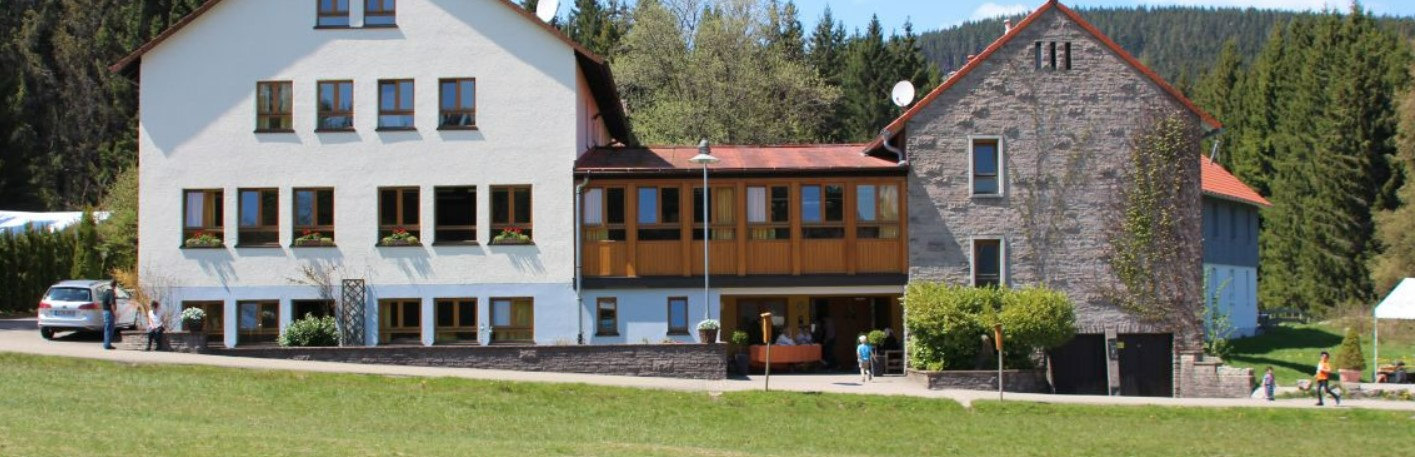 Im Schwarwald steht die noble Unterkunft für das Ferienlager mitten im Nationalpark Schwarzwald, wo Action Erleben erlebt wird.
