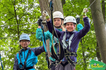 Klettern in den Baumkronen ist ein cooles Abenteuer im Feriencamp und fördert die körperliche Fitness von Kindern