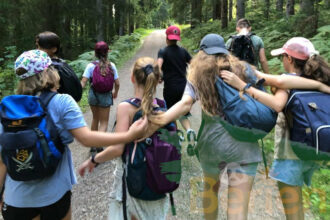 kindergruppe-wandert-teamgeist-zusammenhalt-freundschaft-im-feriencamp