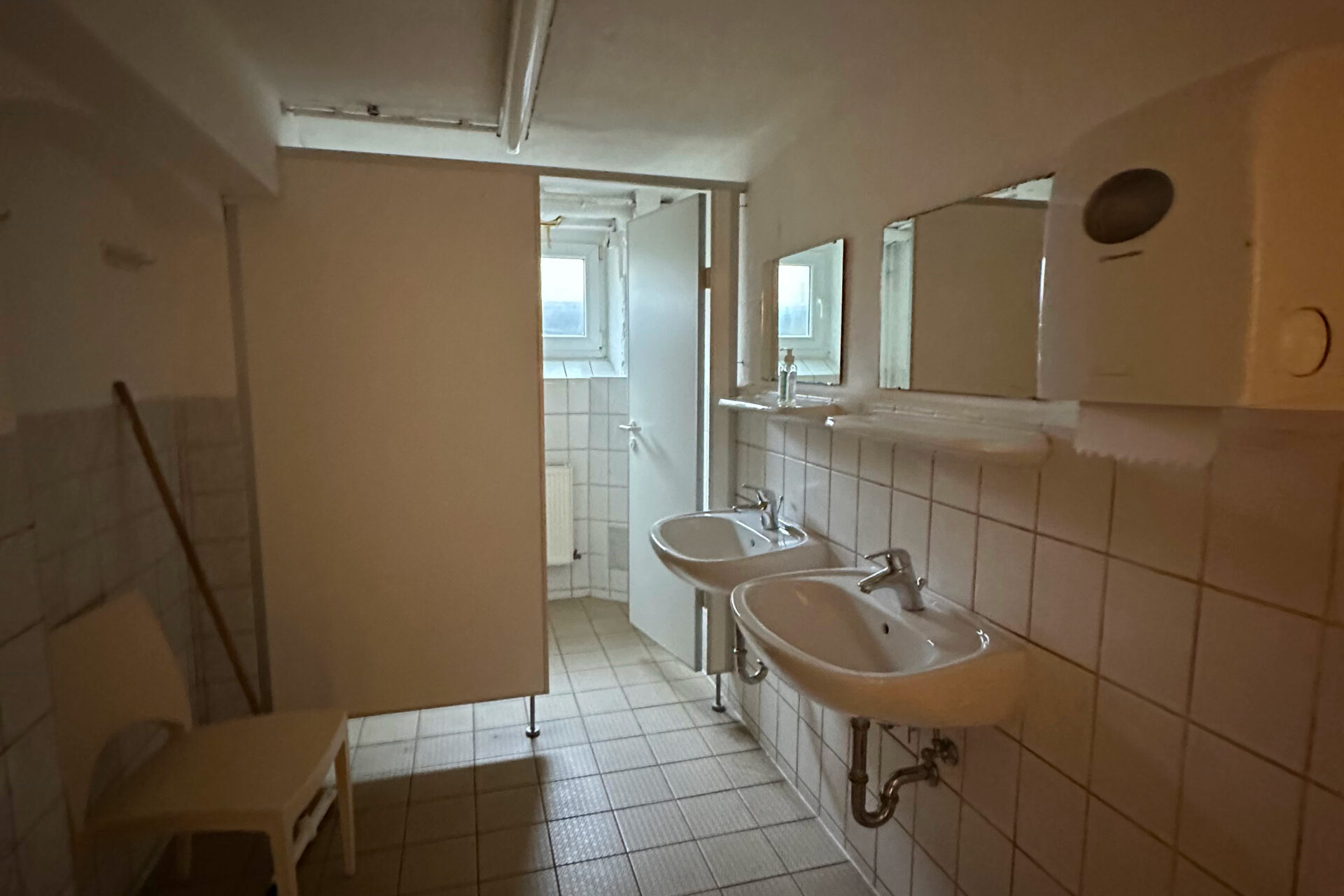 badezimmer-jugendherberge-schwerin-zwei-waschbecken-eine-kabine-mit-toilette