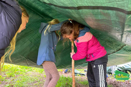 Kinder packen im Team selbst an beim Feriencamp mit Survival 2024
