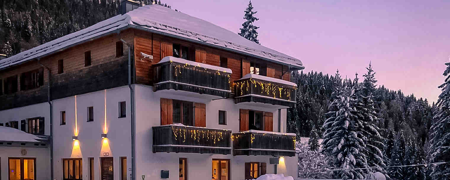 Haus-bergsee-frontansicht-im-winter