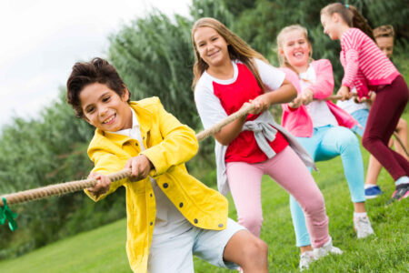 Teenies-ziehen-Seil-nach-hinten