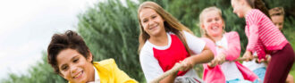 Teenies-ziehen-Seil-nach-hinten-weg-von-kamera