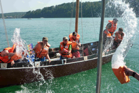 Wasserschlacht-kinder-spritzen-wasser-vom-segelboot-zum-anderen-segelboot