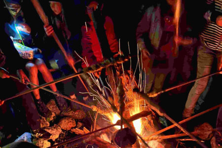kids-machen-stockbrot-ueber-lagerfeuer