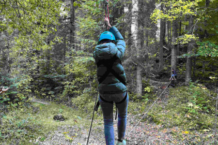 kind-balanciert-ueber-schlucht-auf-einem-seil