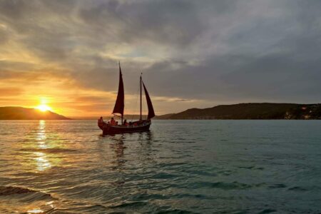 kinder-segeln-im-Sonnenuntergang-richtung-campgelaende