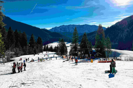 skipiste-mit-kindergruppen-waehrend-camp