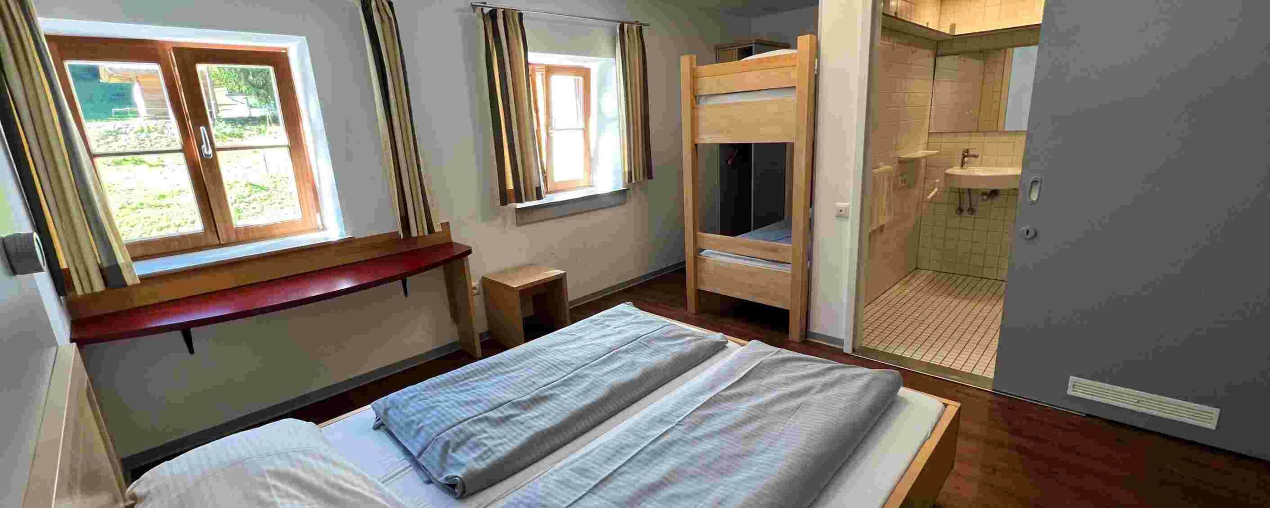 spitzingsee-mehrbettzimmer-und-badezimmer