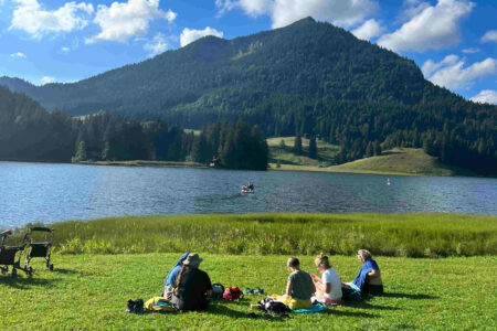 teamerinnen-sitzen-am-seeufer