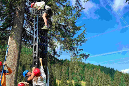 teamwork-beim-kistenklettern