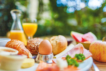 Fruehstueck-im-tropical-island-mit-oragenesaft-und-essen