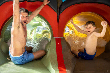 Junge-und-betreuer-jubeln-vor-dem-rutschen