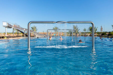 Kinder-hinter-wassertor-im-amazonasbecken