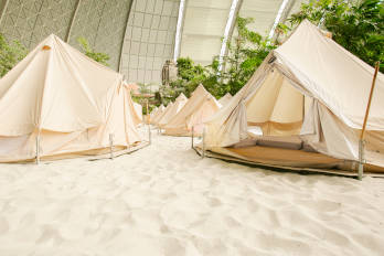 blick-auf-schalfzelte-im-tropical-dom