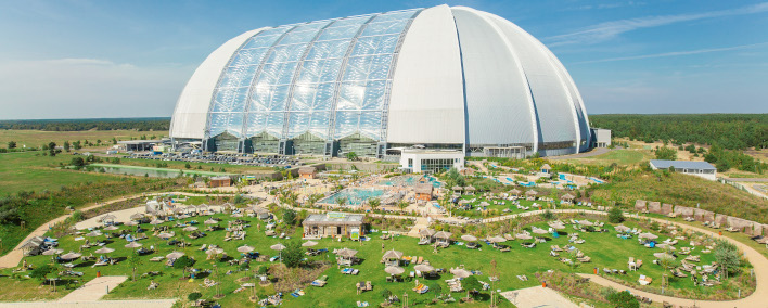 frontansicht-aussenbecken-mit-dom-tropical-island-im-hintergrund