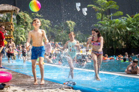 junge-jongliert-fussball-vor-dem-tropischen-becken