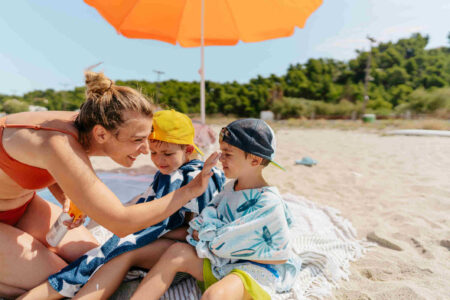 betreuerin-cremt-junge-auf-nase-mit-sonnencreme-ein