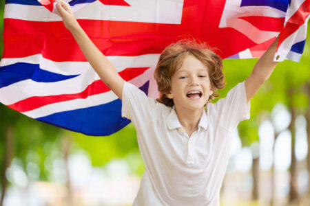 junge-rennt-mit-flagge-grossbritanien-auf-kamera-zu