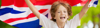 kind-rennt-mit-grossbritannienflagge-durch-den-wald