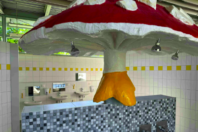 Kinderbad-frontalanicht-der-dusche-als-pils-am-campingplatz-am-bodensee