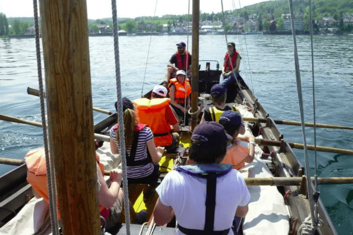 blick-auf-kinder-auf-dem-segelboot