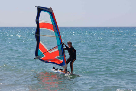 junge-surft-zur-kamera-auf-der-nordsee