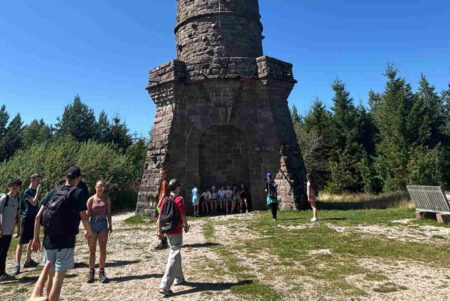 group-of-kids-in-front-of-the-friedrichstower